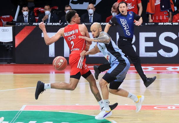 21.05.2021, BBL FC Bayern Basket vs Crailsheim, Audi Dome Muenchen, Basketball, im Bild: Wade Baldwin (FCB Basketball) von Maurice Stuckey (Merlins Crailsheim) gestoppt