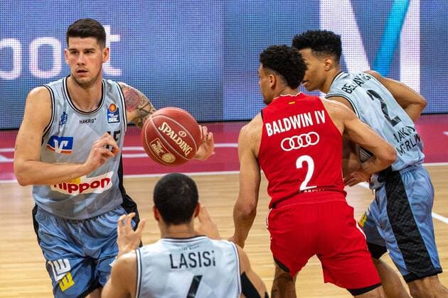 Bogdan Radosavljevic 15 (Hakro Merlins Crailsheim), Wade Baldwin 2 (FC Bayern), FC Bayern Basketball vs. HAKRO Merlins Crailsheim, BBL-Playoffs, Viertelfinale, 21.05.2021 Muenchen Bayern Deutschland