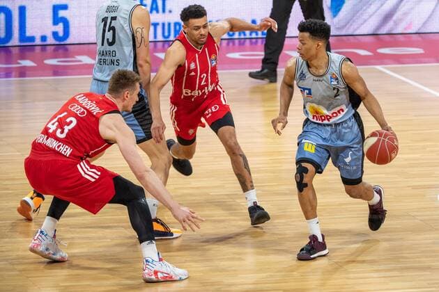 Leon Radosevic 43 (FC Bayern), Wade Baldwin 2 (FC Bayern), Trae Bell-Haynes 2 (Hakro Merlins Crailsheim), FC Bayern Basketball vs. HAKRO Merlins Crailsheim, BBL-Playoffs, Viertelfinale, 21.05.2021 Muenchen Bayern Deutschland