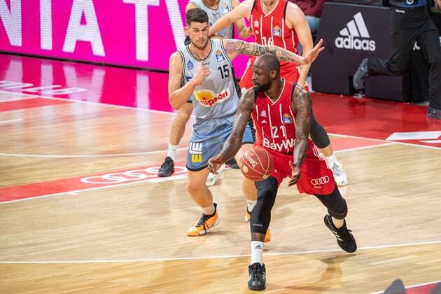 Bogdan Radosavljevic 15 (Hakro Merlins Crailsheim), James Gist 21 (FC Bayern), FC Bayern Basketball vs. HAKRO Merlins Crailsheim, BBL-Playoffs, Viertelfinale, 21.05.2021 Muenchen Bayern Deutschland
