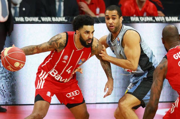 4 Dennis Jerome Seeley (FCBB) rot, gegen 6 Elias Lasisi (Crailsheim) Basketball, 1. Bundesliga, BBL, FC Bayern München, HAKRO Merlins Crailsheim im Audi Dome, 21.05.2021, Playoff, Spiel 2, FOTO: Mladen Lackovic LakoPress