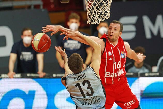 16 Paul Zipser (FCBB) rot, blockt, stoppt, 13 R. Caisin (Crailsheim) Basketball, 1. Bundesliga, BBL, FC Bayern München, HAKRO Merlins Crailsheim im Audi Dome, 21.05.2021, Playoff, Spiel 2, FOTO: Mladen Lackovic LakoPress