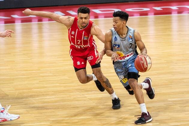 Wade Baldwin 2 (FC Bayern), Trae Bell-Haynes 2 (Hakro Merlins Crailsheim), FC Bayern Basketball vs. HAKRO Merlins Crailsheim, BBL-Playoffs, Viertelfinale, 21.05.2021 Muenchen Bayern Deutschland