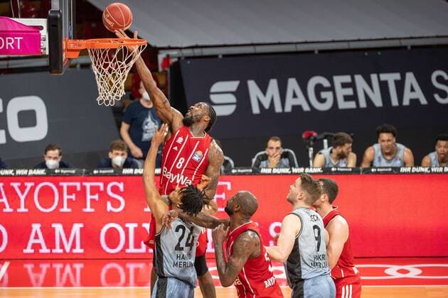 Jalen Reynolds 8 (FC Bayern), Jeremy Jones 24 (Hakro Merlins Crailsheim), FC Bayern Basketball vs. HAKRO Merlins Crailsheim, BBL-Playoffs, Viertelfinale, 21.05.2021 Muenchen Bayern Deutschland