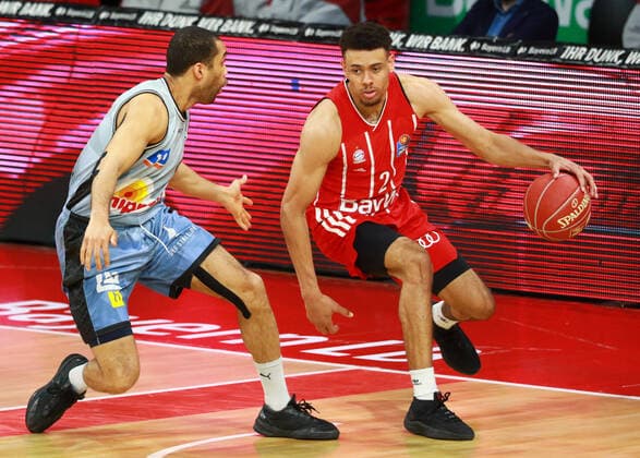 2 Wade Baldwin (FCBB) rot, gegen 6 Elias Lasisi (Crailsheim) Basketball, 1. Bundesliga, BBL, FC Bayern München, HAKRO Merlins Crailsheim im Audi Dome, 21.05.2021, Playoff, Spiel 2, FOTO: Mladen Lackovic LakoPress