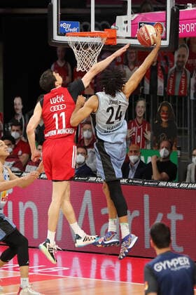 Vladimir Lucic (Muenchen) versucht Jeremy Jones (Crailsheim) zu blocken GER, FC Bayern Basketball vs. Hakro Merlins Crailsheim, Basketball, 1.Bundesliga, Playoffs 2020 2021, Viertelfinale Spiel 2, 21.05.2021, GER, FC Bayern Basketball vs. Hakro Merlins Crailsheim, Basketball, 1.Bundesliga, Playoffs 2020 2021, Viertelfinale Spiel 2, 21.05.2021, Muenchen Copyright: xEIBNER MarcelxEngelbrechtx EP_EER