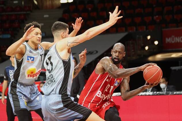 Crailsheims 17 MCNEACE und Crailsheims 15 RADOSSAVLEJEVIC vs Bayerns 21 James GIST. Basketball, Bayern - Crailsheim, BBL-Playoff, Viertelfinale, 2.Spiel, Saison 2020-2021, am 21.5.2021 in Muenchen, A U D I D O M E, Deutschland. Quelle Copyright Credit : Oryk HAIST