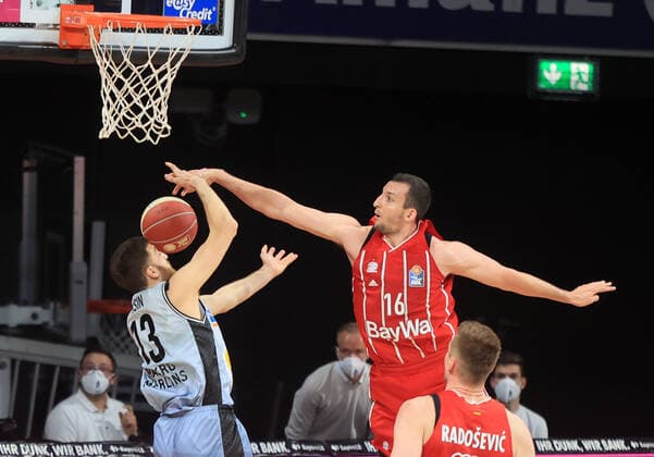 21.05.2021, BBL FC Bayern Basket vs Crailsheim, Audi Dome Muenchen, Basketball, im Bild: Radii Caisin (Merlins Crailsheim) von Paul Zipser (FCB Basketball) geblokt