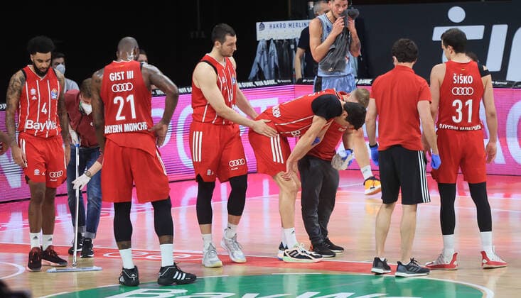 21.05.2021, BBL FC Bayern Basket vs Crailsheim, Audi Dome Muenchen, Basketball, im Bild: Vladimir Lucic (FCB Basketball) schwer verletzt