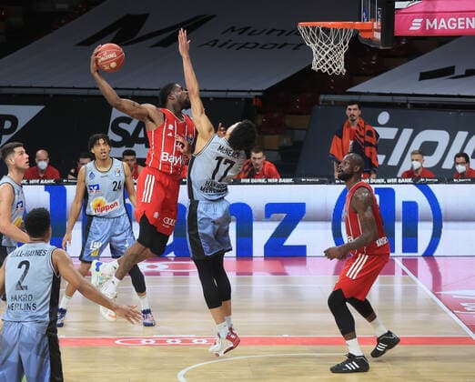 21.05.2021, BBL FC Bayern Basket vs Crailsheim, Audi Dome Muenchen, Basketball, im Bild: Bogdan Radosavljevic (Merlins Crailsheim), Trae Bell-Haynes (Merlins Crailsheim), Jeremy Jones (Merlins Crailsheim), Jalen Reynolds (FCB Basketball), Jamuni McNeace (Merlins Crailsheim) u nd James Gist (FCB Basketball)
