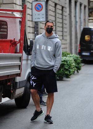 Fußball, Zlatan Ibrahimovic unterwegs in Mailand Milan, Zlatan Ibrahimovic has lunch in the center Zlatan Ibrahimovic striker of MILAN and of the SWEDEN national team, Nationalteam after having lunch in a well-known restaurant in the center together with Ignazio Abate, former Milan defender and two other friends, stops for a few minutes to take souvenir photos with some fans including a woman, until the car arrives that will take him home.  Copyright: xMimmoxCarrierox xIPAx xMimmoxCarrierox