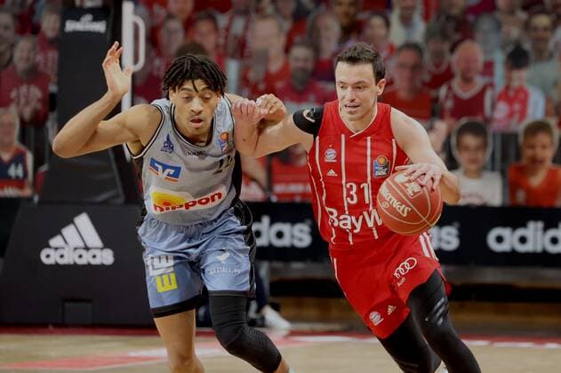 Crailsheims 24 JONES vs Bayerns 31 Zan Mark SISKO. Basketball, Bayern - Crailsheim, BBL-Playoff, Viertelfinale, 2.Spiel, Saison 2020-2021, am 21.5.2021 in Muenchen, A U D I D O M E, Deutschland. Quelle Copyright Credit : Oryk HAIST