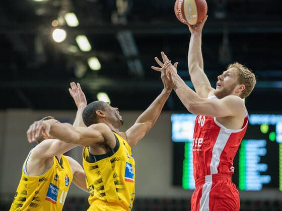 Tremmell Darden (MHP Riesen Ludwigsburg 21), Christian Sengfelder (Brose Bamberg, 43), MHP Riesen Ludwigsburg vs. Brose Bamberg, Basketball, Bundesliga, Playoffs, Spiel 2, easycredit BBL, 21.05.2021, MHP Riesen Ludwigsburg vs. Brose Bamberg, Basketball, Bundesliga, Playoffs, Spiel 2, easycredit BBL, 21.05.2021 Ludwigsburg Copyright: xEibner-Pressefoto SaschaxWaltherx EP_swa
