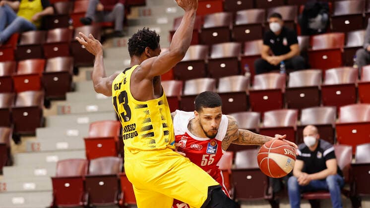 21.05.2021, Basketball, BBL 2020 2021, Viertelfinale, 2. Spieltag, MHP RIESEN Ludwigsburg - Brose Bamberg, GER, Ludwigsburg, MHPArena, Bild: v. li. Yorman Polas Bartolo (MHP RIESEN) und Tyler Larson (Brose Bamberg) Copyright: HMBxMedia xHeikoxBecker