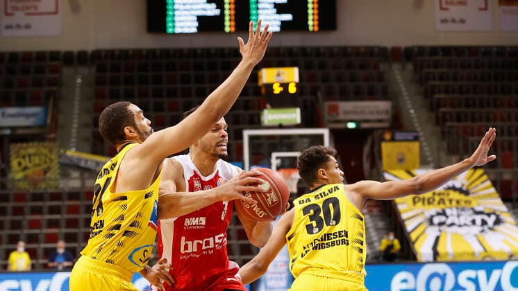 21.05.2021, Basketball, BBL 2020 2021, Viertelfinale, 2. Spieltag, MHP RIESEN Ludwigsburg - Brose Bamberg, GER, Ludwigsburg, MHPArena, Bild: v. li. Andrew Warren (MHP RIESEN), Dominic Lockhart (Brose Bamberg) und Oscar da Silva (MHP RIESEN) Copyright: HMBxMedia xHeikoxBecker