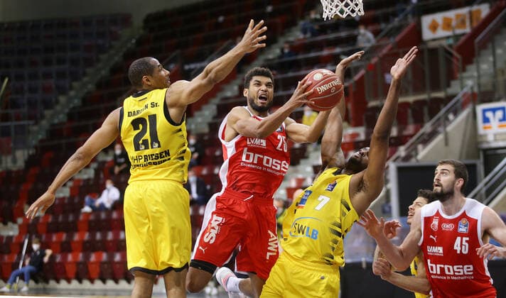 Ludwigsburg , Basketball easyCredit BBL Bundesliga ,Viertelfinale Spiel 2, MHP RIESEN Ludwigsburg vs. Brose Bamberg , von links: Tremmell Darden ( Riesen ) Kenneth Ogbe ( Bamberg ) JamelMcLean ( Riesen )