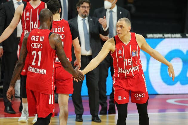 Robin Amaize (Muenchen) klatscht mit James Gist (Muenchen) ab GER, FC Bayern Basketball vs. Hakro Merlins Crailsheim, Basketball, 1.Bundesliga, Playoffs 2020 2021, Viertelfinale Spiel 2, 21.05.2021, GER, FC Bayern Basketball vs. Hakro Merlins Crailsheim, Basketball, 1.Bundesliga, Playoffs 2020 2021, Viertelfinale Spiel 2, 21.05.2021, Muenchen Copyright: xEIBNER MarcelxEngelbrechtx EP_EER