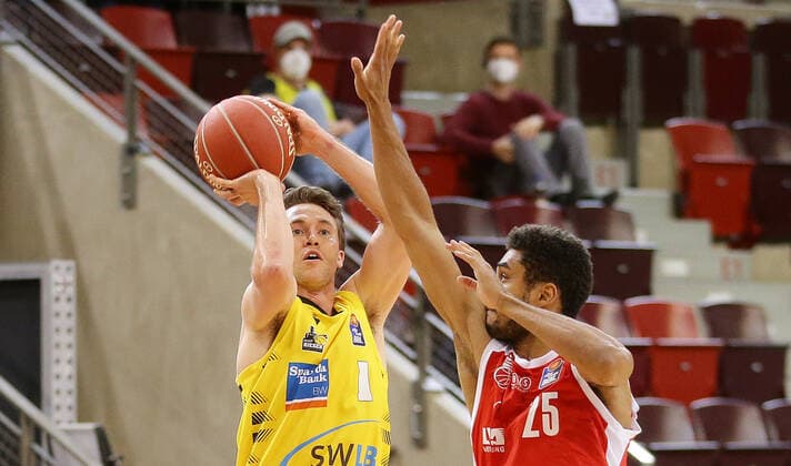 Ludwigsburg , Basketball easyCredit BBL Bundesliga ,Viertelfinale Spiel 2, MHP RIESEN Ludwigsburg vs. Brose Bamberg , von links: Jordan Hulls ( Riesen ) Kenneth Ogbe ( Bamberg )