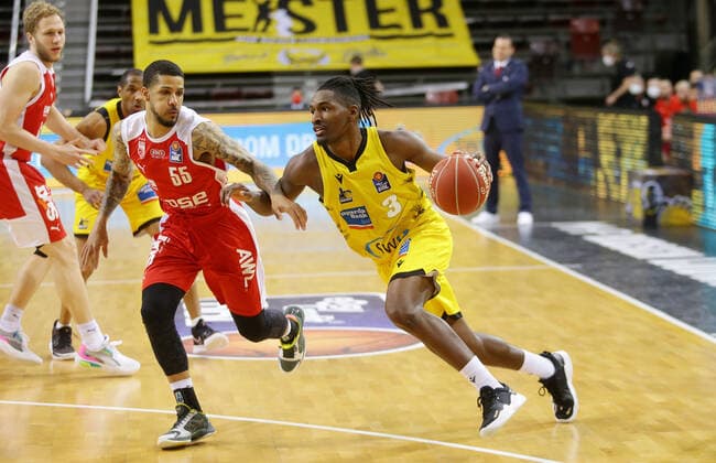 Ludwigsburg , Basketball easyCredit BBL Bundesliga ,Viertelfinale Spiel 2, MHP RIESEN Ludwigsburg vs. Brose Bamberg , von links: Tyler Larson ( Bamberg ) Jaleen Smith ( Riesen )