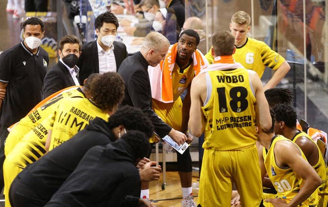 Ludwigsburg , Basketball easyCredit BBL Bundesliga ,Viertelfinale Spiel 2, MHP RIESEN Ludwigsburg vs. Brose Bamberg , Trainer John Patrick ( Riesen ) mit seiner Mannschaft