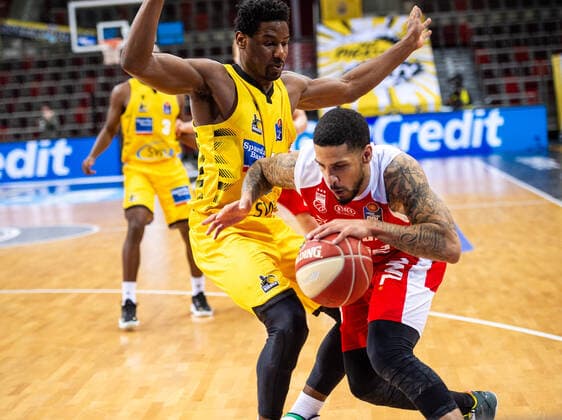 Tyler Larson (Brose Bamberg 55) ; Yorman Polas Bartolo (MHP RIESEN Ludwigsburg 13) ; 1. Basketball Bundesliga easyCredit BBL: MHP RIESEN Ludwigsburg - Brose Bamberg am 21.05.2021 in Ludwigsburg (MHPArena), Baden-Wuerttemberg, Deutschland Ludwigsburg. 21.05.21 Basketball , 21.05.2021, Ludwigsburg (Deutschland)