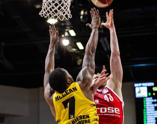 Jamel McLean (MHP RIESEN Ludwigsburg 7) ; Christian Sengfelder (Brose Bamberg 43) ; 1. Basketball Bundesliga easyCredit BBL: MHP RIESEN Ludwigsburg - Brose Bamberg am 21.05.2021 in Ludwigsburg (MHPArena), Baden-Wuerttemberg, Deutschland Ludwigsburg. 21.05.21 Basketball , 21.05.2021, Ludwigsburg (Deutschland)