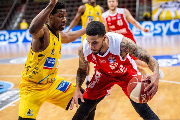 Tyler Larson (Brose Bamberg 55) ; Yorman Polas Bartolo (MHP RIESEN Ludwigsburg 13) ; 1. Basketball Bundesliga easyCredit BBL: MHP RIESEN Ludwigsburg - Brose Bamberg am 21.05.2021 in Ludwigsburg (MHPArena), Baden-Wuerttemberg, Deutschland Ludwigsburg. 21.05.21 Basketball , 21.05.2021, Ludwigsburg (Deutschland)