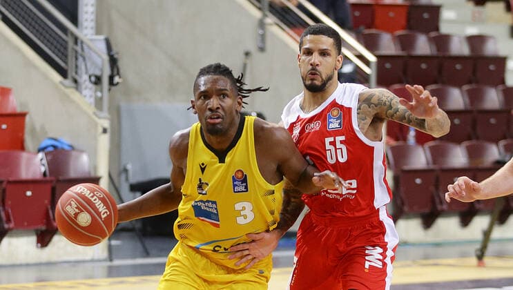 Ludwigsburg , Basketball easyCredit BBL Bundesliga ,Viertelfinale Spiel 2, MHP RIESEN Ludwigsburg vs. Brose Bamberg , von links: Jaleen Smith ( Riesen ) Tyler Larson ( Bamberg )