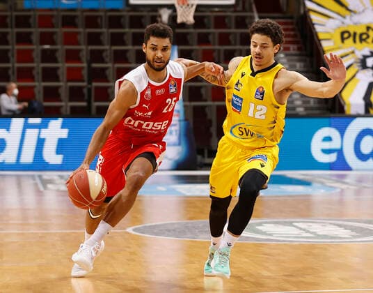 21.05.2021, Basketball, BBL 2020 2021, Viertelfinale, 2. Spieltag, MHP RIESEN Ludwigsburg - Brose Bamberg, GER, Ludwigsburg, MHPArena Bild: v. li. Kenneth Ogbe (Brose Bamberg) und Jonah Radebaugh (MHP RIESEN) Copyright: HMBxMedia xHeikoxBecker