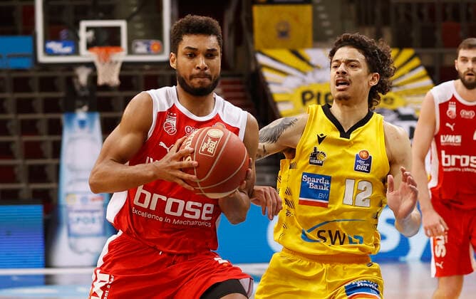 21.05.2021, Basketball, BBL 2020 2021, Viertelfinale, 2. Spieltag, MHP RIESEN Ludwigsburg - Brose Bamberg, GER, Ludwigsburg, MHPArena Bild: v. li. Kenneth Ogbe (Brose Bamberg) und Jonah Radebaugh (MHP RIESEN) Copyright: HMBxMedia xHeikoxBecker