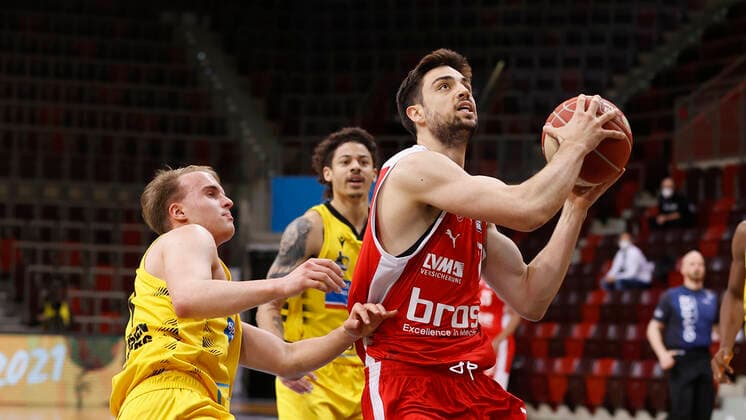 21.05.2021, Basketball, BBL 2020 2021, Viertelfinale, 2. Spieltag, MHP RIESEN Ludwigsburg - Brose Bamberg, GER, Ludwigsburg, MHPArena Bild: v. li. Lukas Herzog (MHP RIESEN) und Mateo Seric (Brose Bamberg) Copyright: HMBxMedia xHeikoxBecker