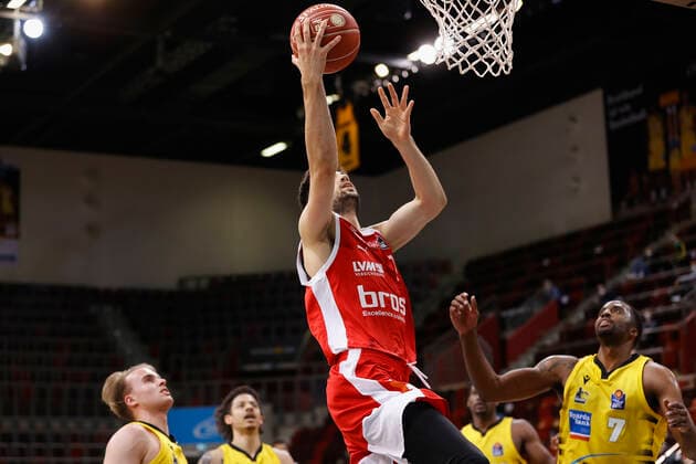 21.05.2021, Basketball, BBL 2020 2021, Viertelfinale, 2. Spieltag, MHP RIESEN Ludwigsburg - Brose Bamberg, GER, Ludwigsburg, MHPArena Bild: v. li. Mateo Seric (Brose Bamberg) und Jamel McLean (MHP RIESEN) Copyright: HMBxMedia xHeikoxBecker