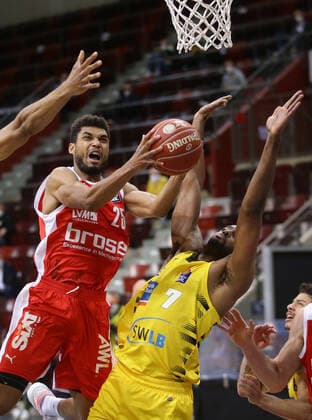 Ludwigsburg , Basketball easyCredit BBL Bundesliga ,Viertelfinale Spiel 2, MHP RIESEN Ludwigsburg vs. Brose Bamberg , von links: Kenneth Ogbe ( Bamberg ) Jamel McLean ( Riesen )