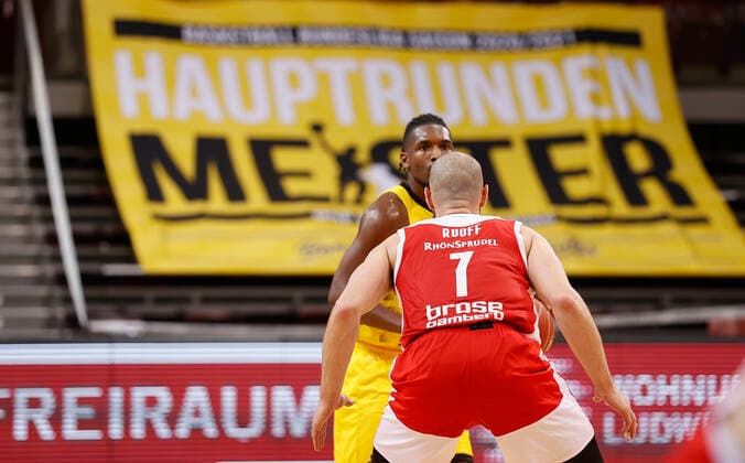 21.05.2021, Basketball, BBL 2020 2021, Viertelfinale, 2. Spieltag, MHP RIESEN Ludwigsburg - Brose Bamberg, GER, Ludwigsburg, MHPArena Bild: v. li. Jaleen Smith (MHP RIESEN) und Alex Ruhoff (Brose Bamberg) Copyright: HMBxMedia xHeikoxBecker