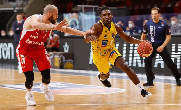 21.05.2021, Basketball, BBL 2020 2021, Viertelfinale, 2. Spieltag, MHP RIESEN Ludwigsburg - Brose Bamberg, GER, Ludwigsburg, MHPArena Bild: v. li. Alex Ruhoff (Brose Bamberg) und Jaleen Smith (MHP RIESEN) Copyright: HMBxMedia xHeikoxBecker