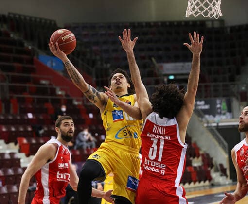 V.li. Jonah Radebaugh (Riesen) , Michele Vitali (Bamberg) . MHP Riesen Ludwigsburg vs. Brose Bamberg. Basketball-Bundesliga 2020-2021. Playoff Viertelfinale Spiel 2 . Ludwigsburg , GER, 21.05.2021,