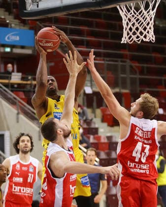 Ludwigsburg , Basketball easyCredit BBL Bundesliga ,Viertelfinale Spiel 2, MHP RIESEN Ludwigsburg vs. Brose Bamberg , von links: Jamel McLean ( Riesen ) Christian Senfelder ( Bamberg )