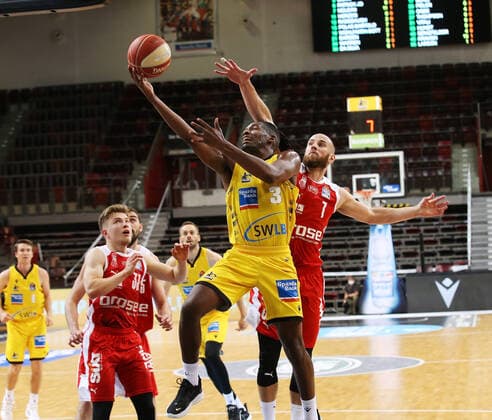 V.li. Jaleen Smith (Riesen) , Alex Ruof (Bamberg) . MHP Riesen Ludwigsburg vs. Brose Bamberg. Basketball-Bundesliga 2020-2021. Playoff Viertelfinale Spiel 2 . Ludwigsburg , GER, 21.05.2021,