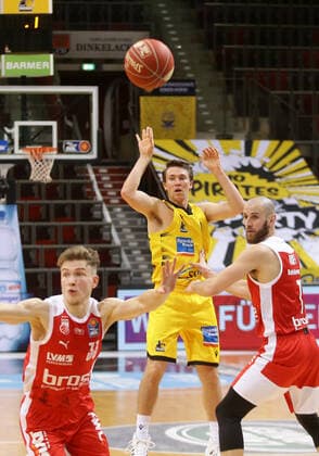 Ludwigsburg , Basketball easyCredit BBL Bundesliga ,Viertelfinale Spiel 2, MHP RIESEN Ludwigsburg vs. Brose Bamberg , Jordan Hulls ( riesen )