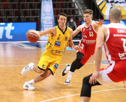 V.li. Jordan Hulls (Riesen) , Bennet Hundt (Bamberg) . MHP Riesen Ludwigsburg vs. Brose Bamberg. Basketball-Bundesliga 2020-2021. Playoff Viertelfinale Spiel 2 . Ludwigsburg , GER, 21.05.2021,