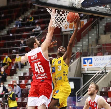 V.li. David Kravish Bamberg), Jaleen Smith (Riesen) . MHP Riesen Ludwigsburg vs. Brose Bamberg. Basketball-Bundesliga 2020-2021. Playoff Viertelfinale Spiel 2 . Ludwigsburg , GER, 21.05.2021,