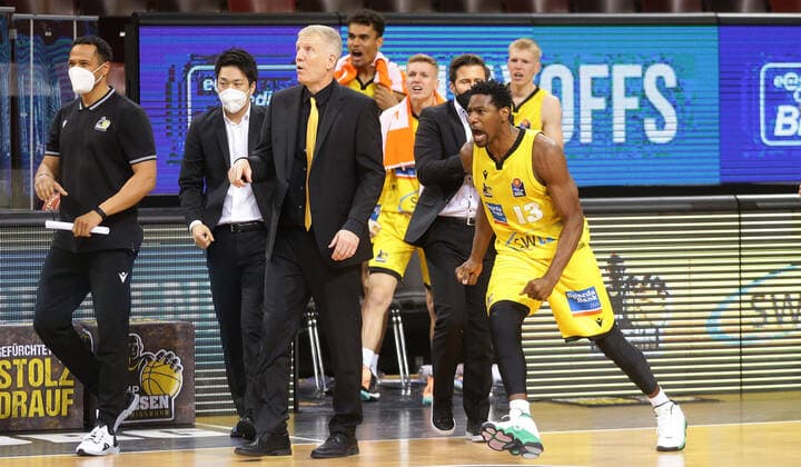 Ludwigsburg , Basketball easyCredit BBL Bundesliga ,Viertelfinale Spiel 2, MHP RIESEN Ludwigsburg vs. Brose Bamberg , Jubel Riesen , von links: Trainer John Patrick Yorman Polas Bartolo
