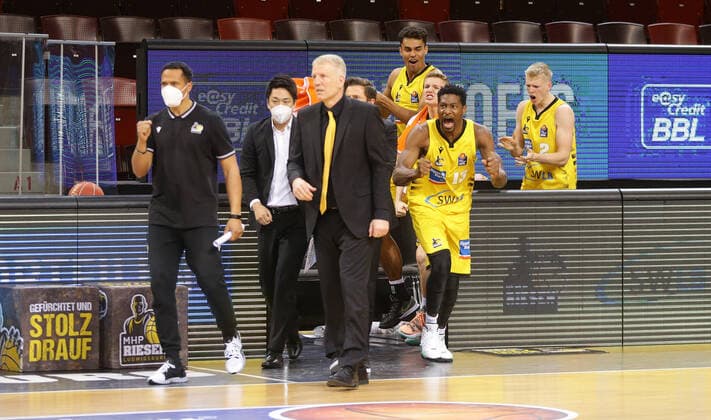 Ludwigsburg , Basketball easyCredit BBL Bundesliga ,Viertelfinale Spiel 2, MHP RIESEN Ludwigsburg vs. Brose Bamberg , Jubel Riesen , von links: Trainer John Patrick Yorman Polas Bartolo