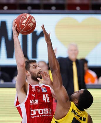 21.05.2021, Basketball, BBL 2020 2021, Viertelfinale, 2. Spieltag, MHP RIESEN Ludwigsburg - Brose Bamberg, GER, Ludwigsburg, MHPArena Bild: v. li. David Kravish (Brose Bamberg) und Jamel McLean (MHP RIESEN) Copyright: HMBxMedia xHeikoxBecker