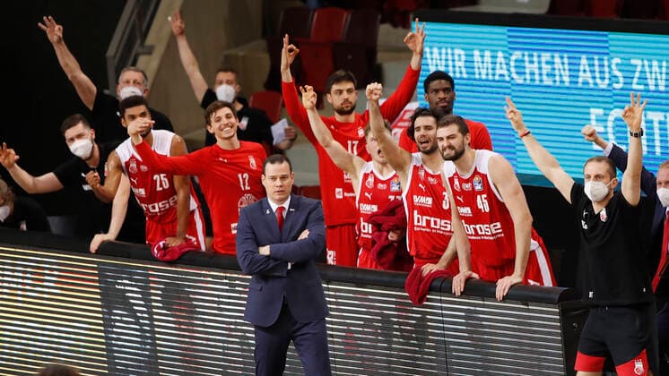 21.05.2021, Basketball, BBL 2020 2021, Viertelfinale, 2. Spieltag, MHP RIESEN Ludwigsburg - Brose Bamberg, GER, Ludwigsburg, MHPArena Bild: v. li. Jubel auf der Bank von Bamberg Copyright: HMBxMedia xHeikoxBecker
