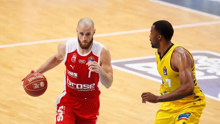 21.05.2021, Basketball, BBL 2020 2021, Viertelfinale, 2. Spieltag, MHP RIESEN Ludwigsburg - Brose Bamberg, GER, Ludwigsburg, MHPArena Bild: v. li. Alex Ruhoff (Brose Bamberg) und Jamel McLean (MHP RIESEN) Copyright: HMBxMedia xHeikoxBecker