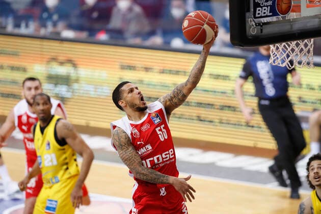 21.05.2021, Basketball, BBL 2020 2021, Viertelfinale, 2. Spieltag, MHP RIESEN Ludwigsburg - Brose Bamberg, GER, Ludwigsburg, MHPArena Bild: v. li. Tyler Larson (Brose Bamberg) Copyright: HMBxMedia xHeikoxBecker