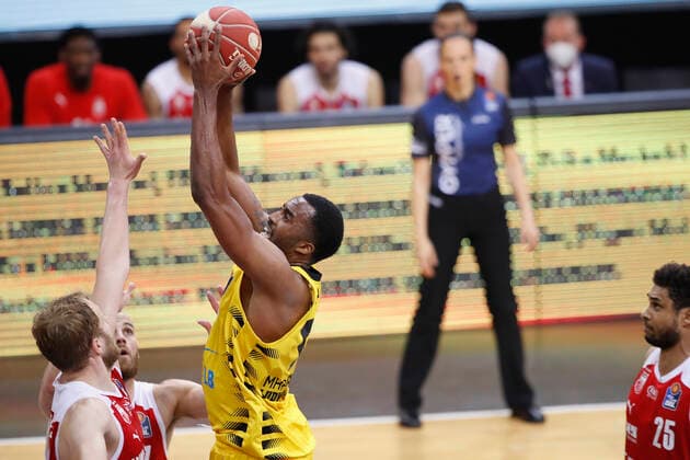 21.05.2021, Basketball, BBL 2020 2021, Viertelfinale, 2. Spieltag, MHP RIESEN Ludwigsburg - Brose Bamberg, GER, Ludwigsburg, MHPArena Bild: v. li. Christian Sengfelder (Brose Bamberg), Alex Ruhoff (Brose Bamberg) und Jamel McLean (MHP RIESEN) Copyright: HMBxMedia xHeikoxBecker