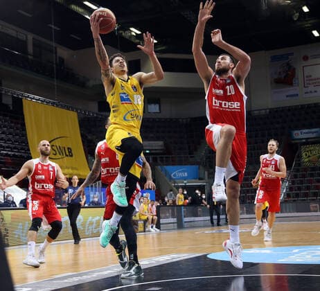 V.li. Jonah Radebaugh (Riesen) , Chase Fieler (Bamberg) . MHP Riesen Ludwigsburg vs. Brose Bamberg. Basketball-Bundesliga 2020-2021. Playoff Viertelfinale Spiel 2 . Ludwigsburg , GER, 21.05.2021,