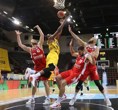 V.li. Christian Sengfelder (Bamberg), Jamel McLean (Riesen) , Chase Fieler (amberg), Alex Ruoff (Bamberg) . MHP Riesen Ludwigsburg vs. Brose Bamberg. Basketball-Bundesliga 2020-2021. Playoff Viertelfinale Spiel 2 . Ludwigsburg , GER, 21.05.2021,